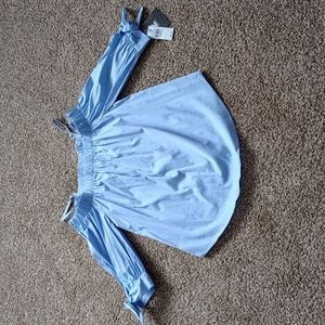 Xsmall, jr's top can be worn sleeveless off the shoulder or with straps the stra